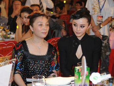 范媽媽在范冰冰拍還珠時(shí)擔(dān)任經(jīng)紀(jì)人_娛樂(lè)_愛(ài)麗時(shí)尚網(wǎng)